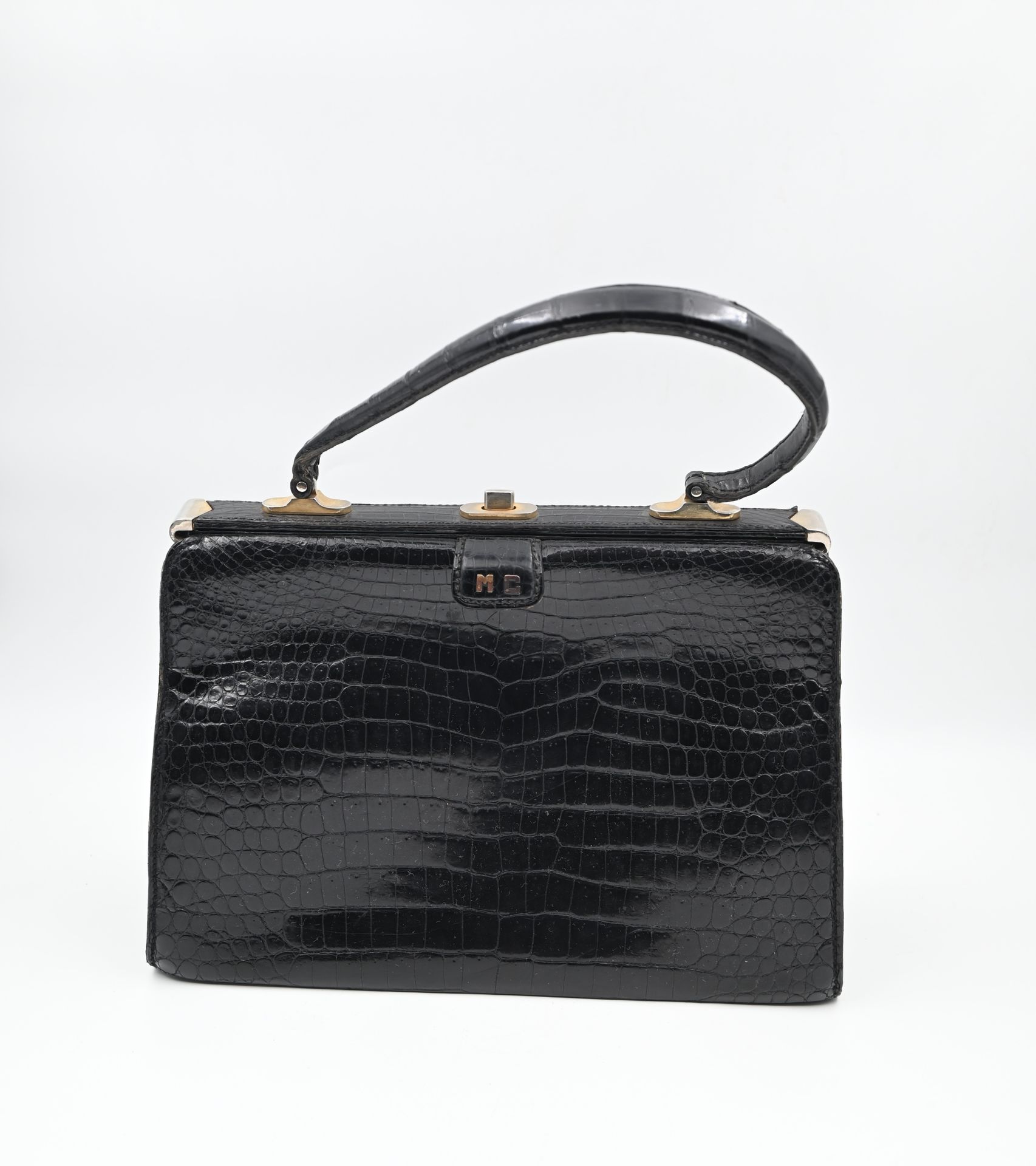 Null GUENÉ: Handbag in black crocodile. Clasp with gilded metal frames. 19 x 27.&hellip;