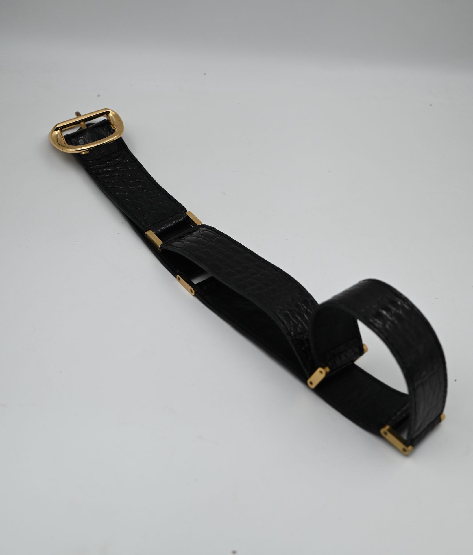 Null SEPCOEUR: Cintura in coccodrillo con bande articolate. Fibbia e accessori i&hellip;