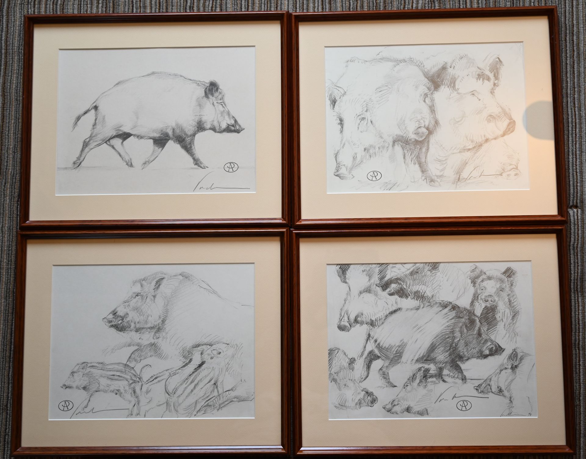 Null 一组五幅画：四只野猪（高19 - 宽23,5厘米） - 草地上的野猪和狗，署名P. Combeau（高29 - 宽46,5厘米）。

作品：杏子（帆布&hellip;