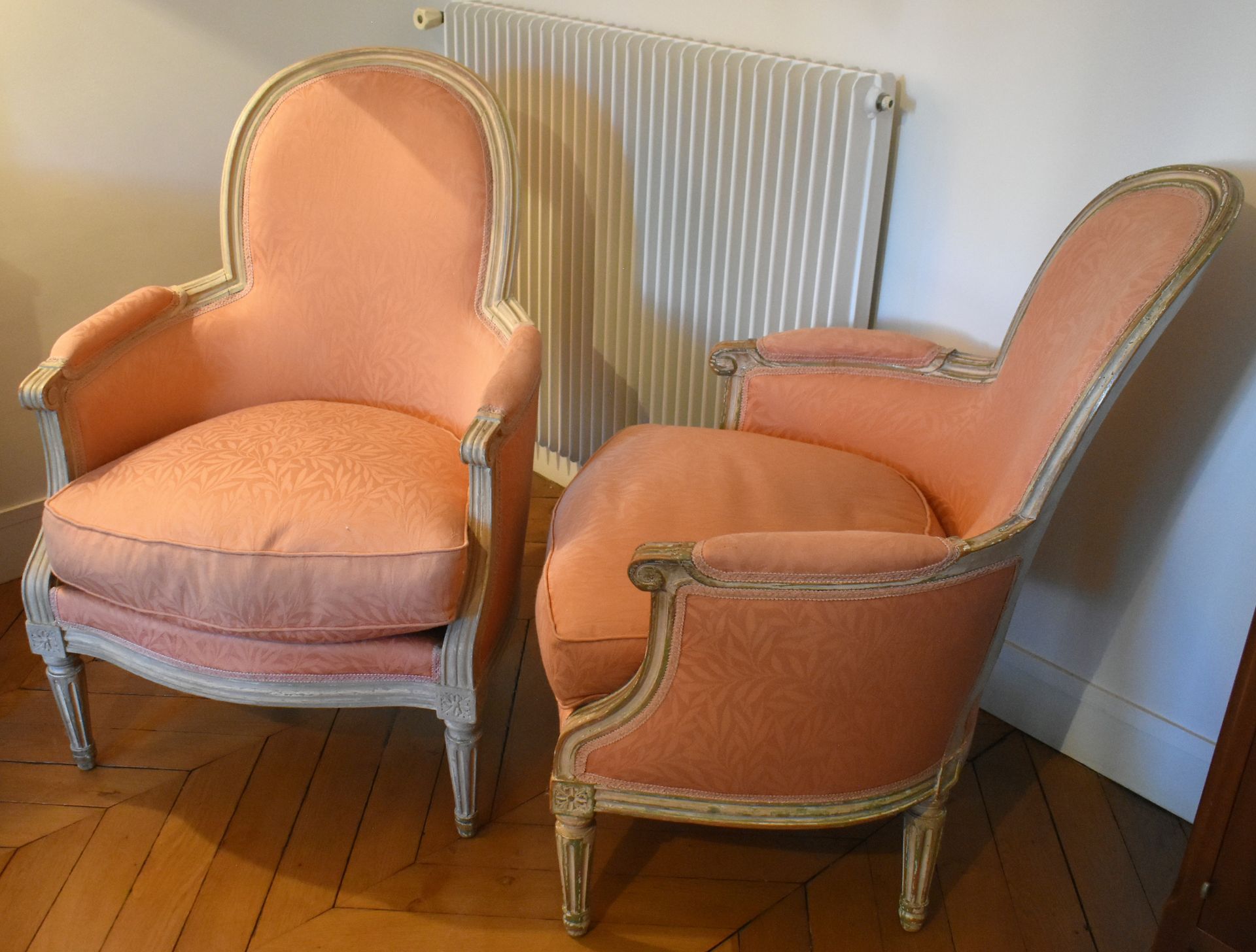 Null 一对重新上漆的木制牧羊人椅子，凹槽锥形腿。路易十六的风格。粉红色的丝绸内饰。高度94 - 宽度68厘米