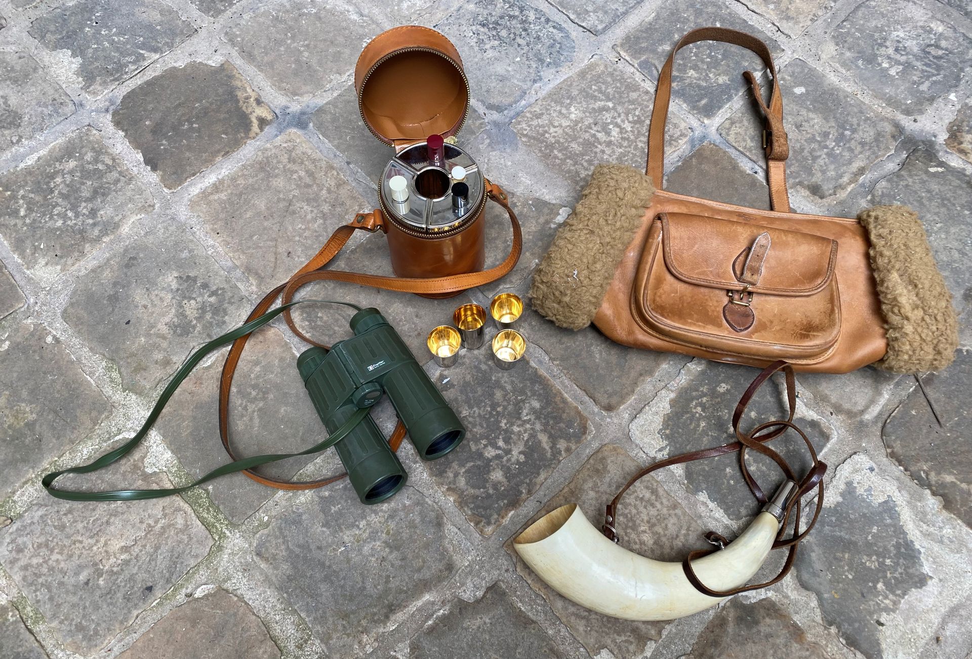 Null HUNTING LOT: Leather mantle, horn, binoculars and three flasks of alcohol i&hellip;