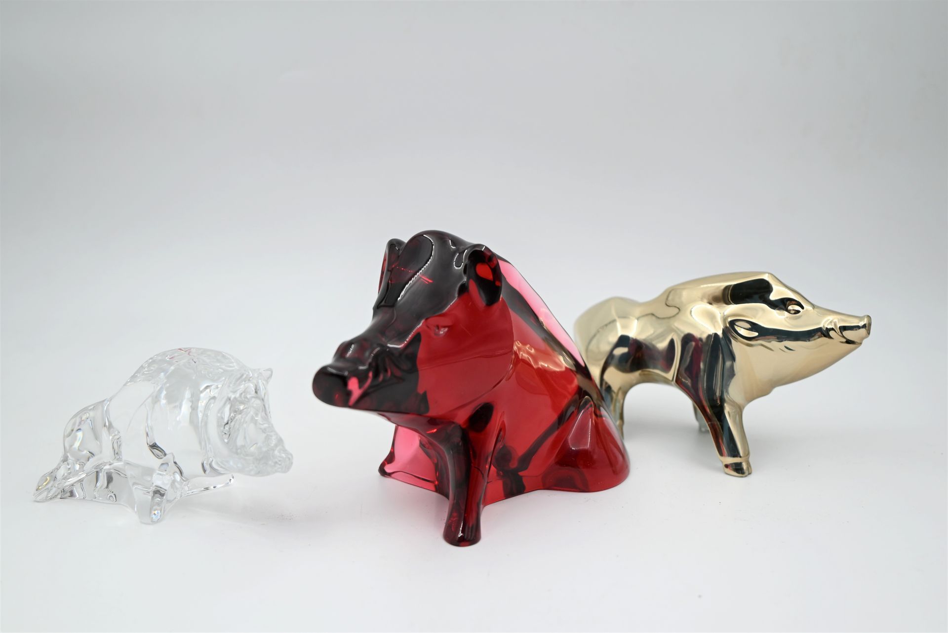 Null 法国BACCARAT：两只水晶野猪，一只染成红色（小事故）。高度为11和7厘米

附：镜面玻璃中的第三只野猪。