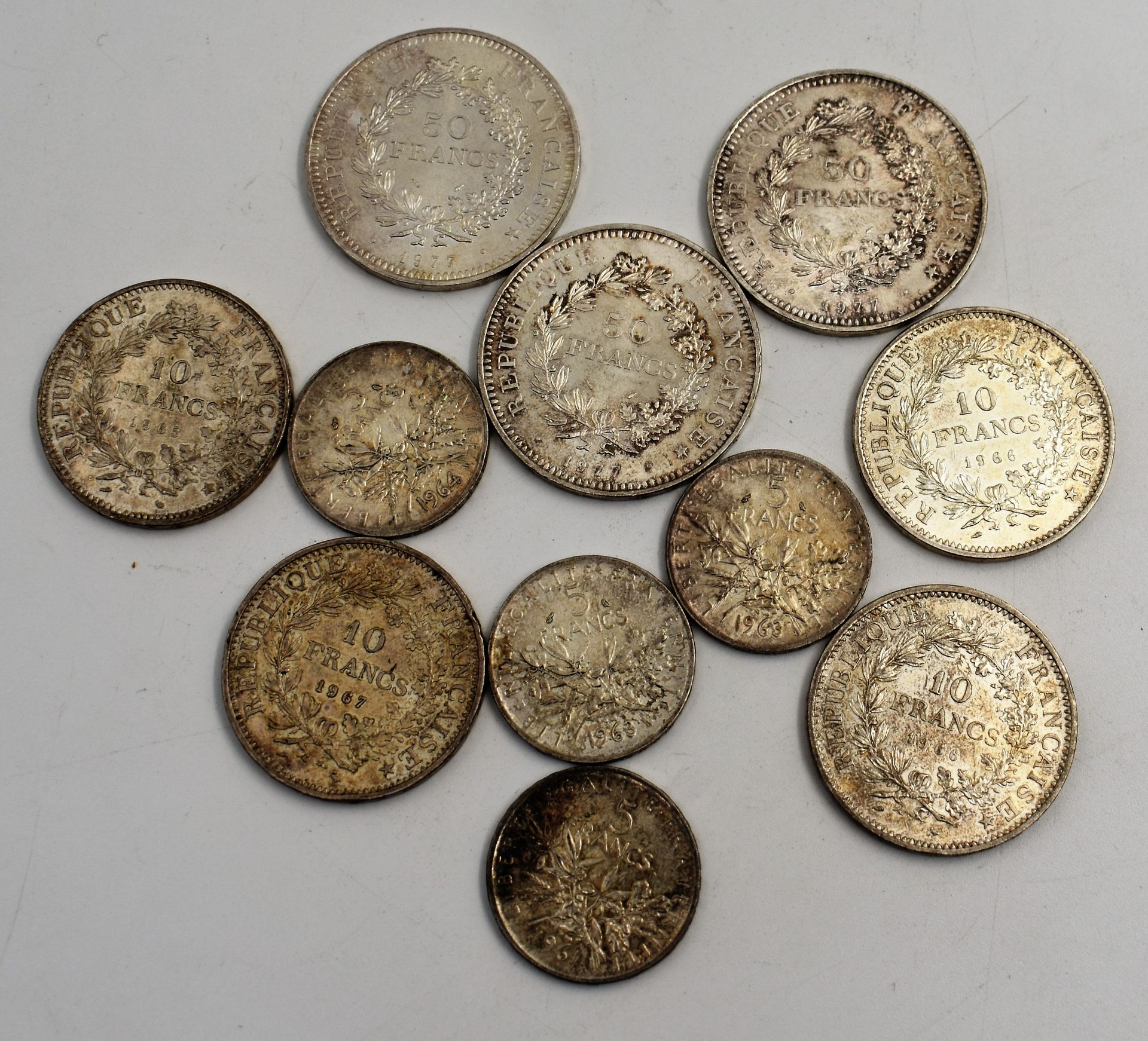 Null 银质拍品：三枚50法郎的硬币，四枚10法郎的硬币，四枚5法郎的硬币。总重量237.9克。