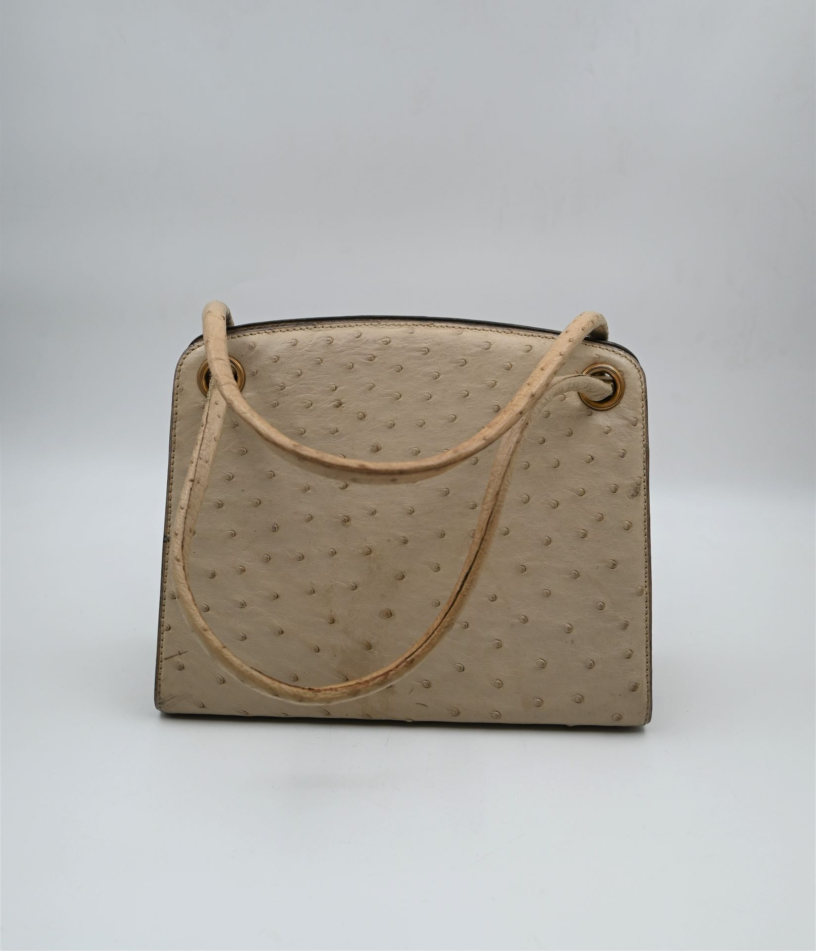 Null Handbag in ivory ostrich. Clasp with frames, opening to three interior comp&hellip;