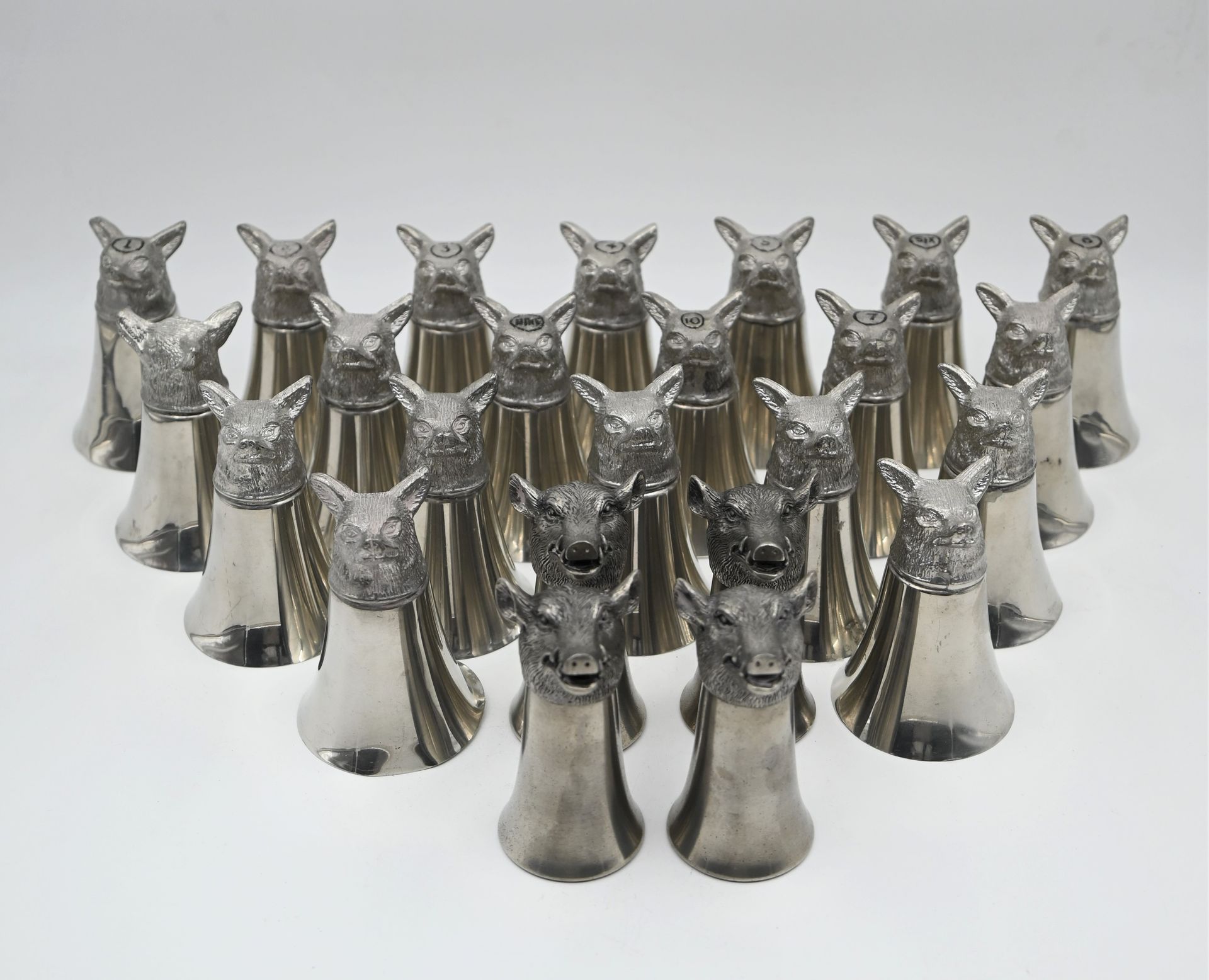 Null 镀银金属的20个猎枪，握把是狐狸头的形状。一些编号为的。附：四个带野猪头的锡制狩猎杯。