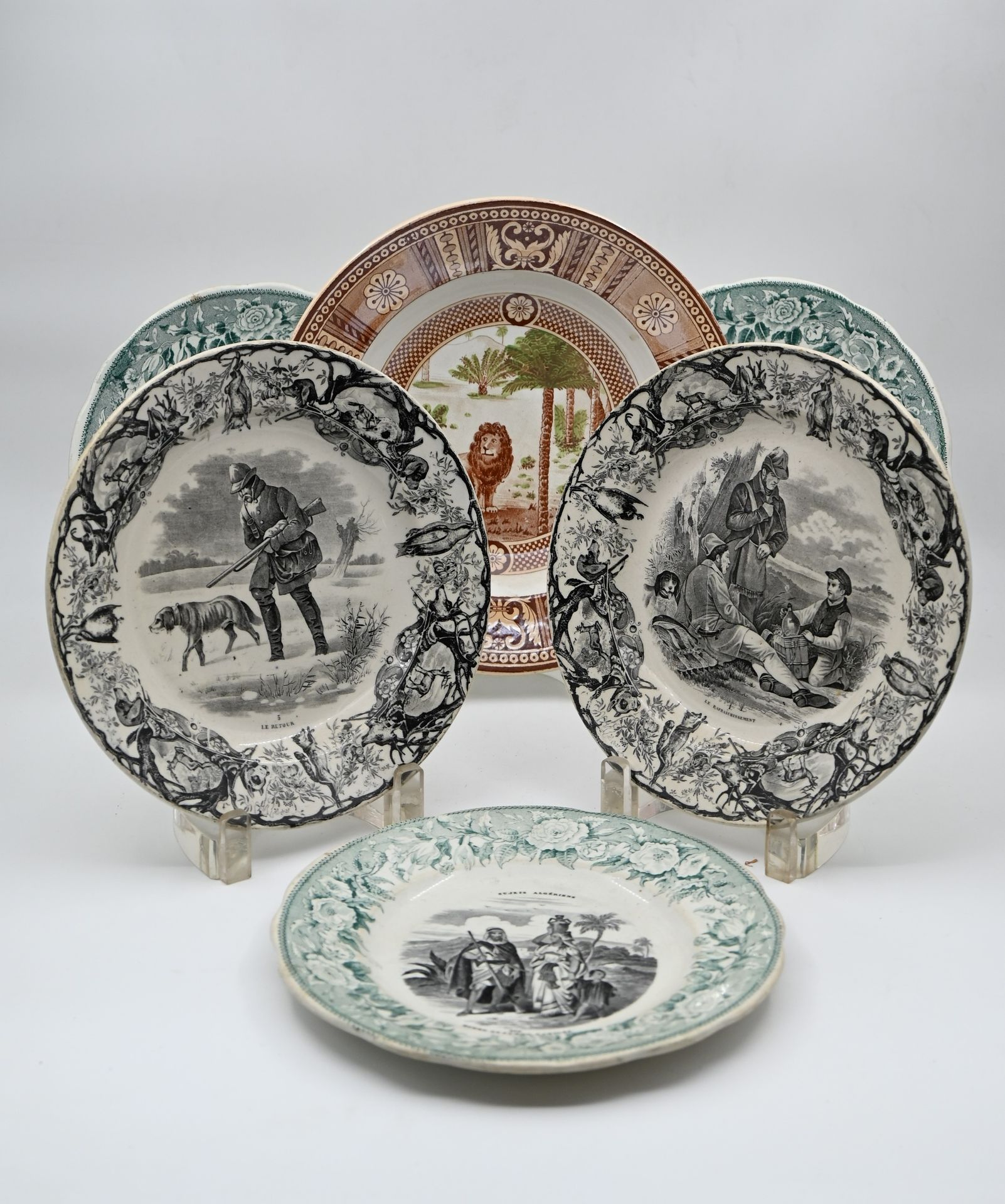 Null SARREGUEMINES或CREIL-MONTEREAU FAICENCE拍品：狮子杯（直径23.5厘米）和五张带有东方主义或狩猎图案的桌子。