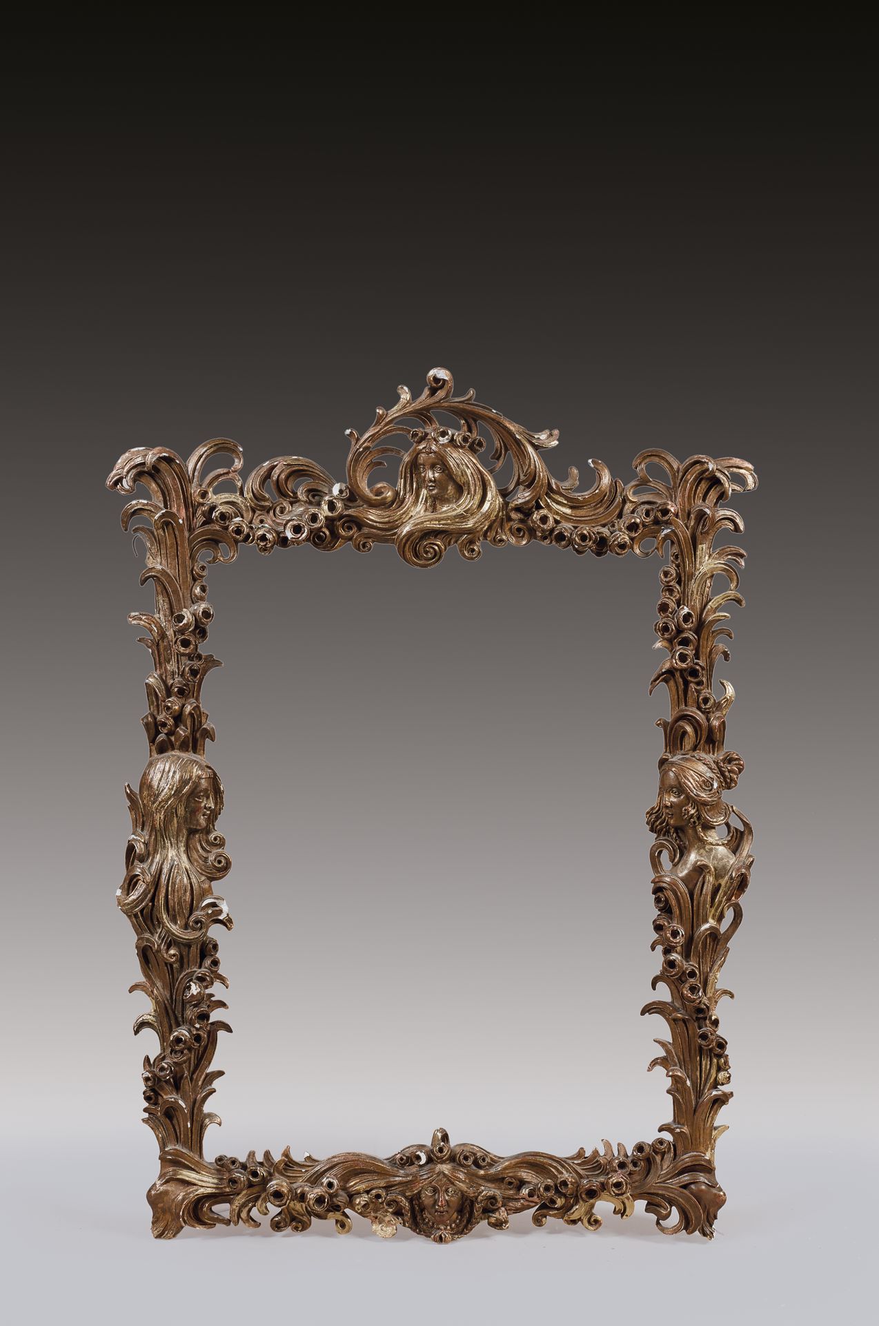 Null Gilded stucco frame decorated with four heads of women.

Art nouveau style.&hellip;