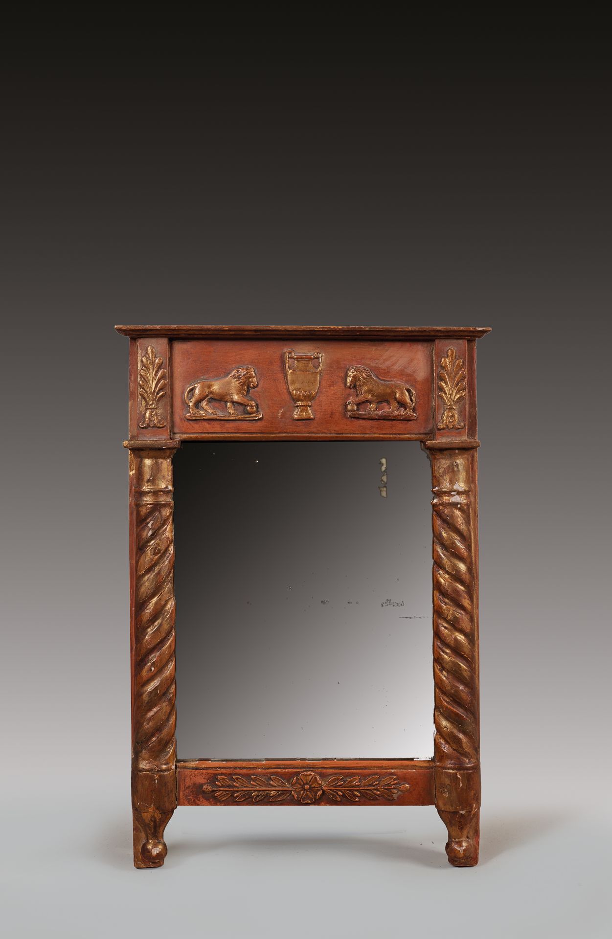 Null 长方形的镀金木窗，扭曲的柱子上装饰着两只狮子，框着一个安瓿瓶。

高度50 - 宽度35厘米