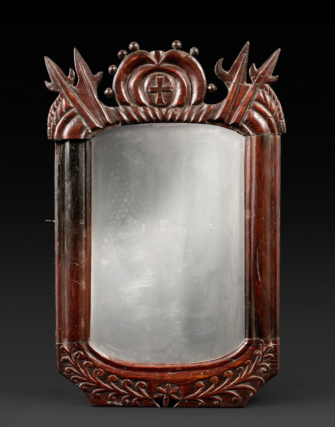 Null Espejo de madera tallada decorado con un rosetón rodeado de palmetas y una &hellip;
