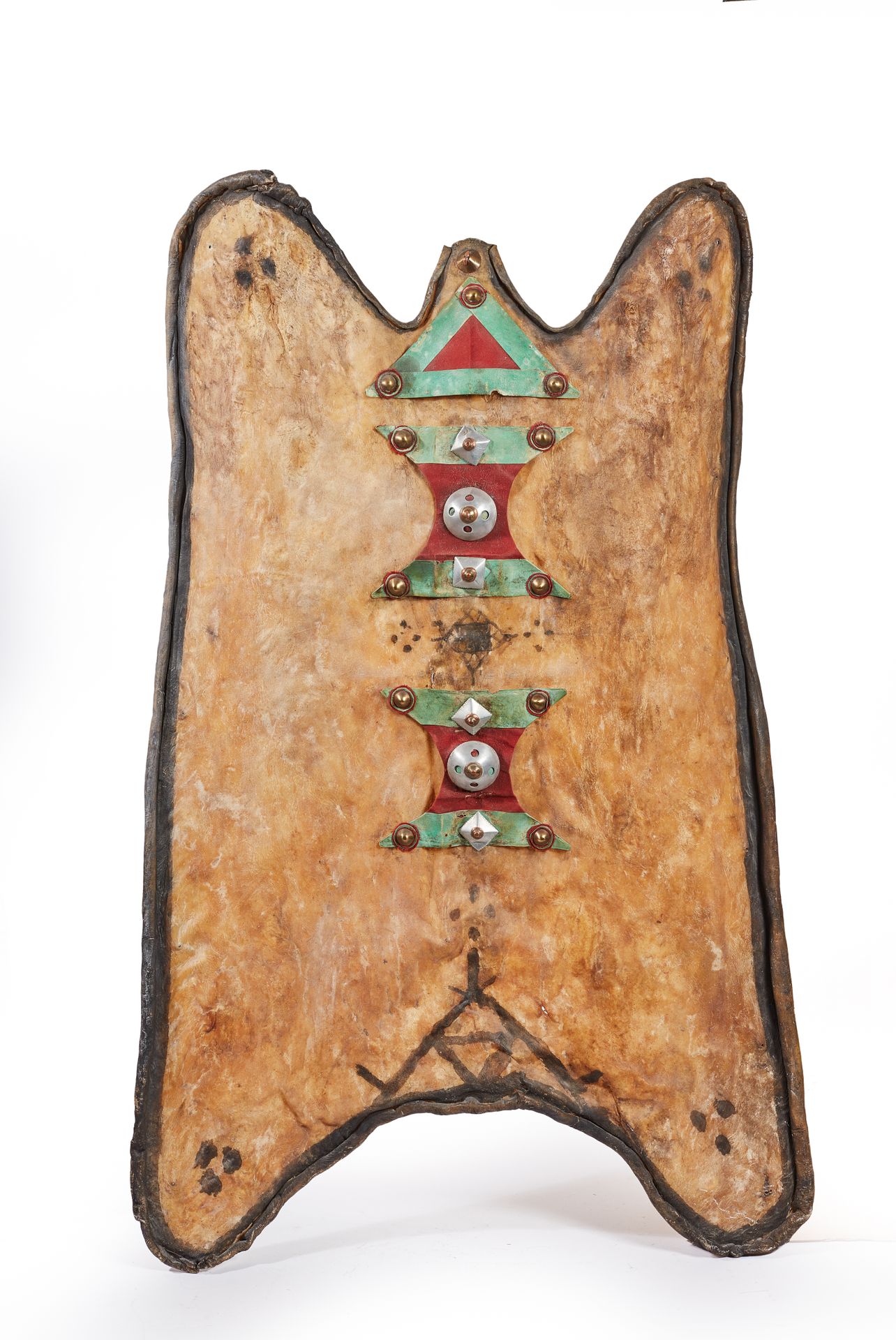 Null 盾牌或阿拉尔由大羚羊皮制成，边缘经过轧制和熏黑，有三个由红色织物和卡诺皮革制成的装饰，由黄铜、铜和铝铆钉固定在一起。

阿尔及利亚南部的霍加尔--20&hellip;