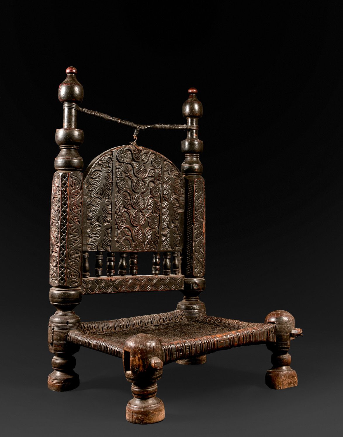 Null 木制矮椅，有编织的座椅和靠背，有雕刻着花卉图案的画廊。

阿富汗-巴基斯坦-19世纪末-20世纪初。

高度84 - 宽度53 - 深度43厘米
