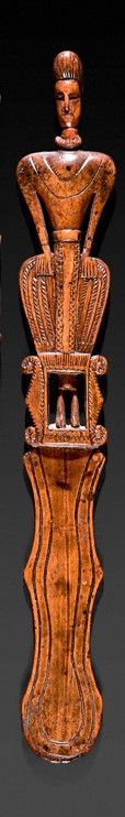 Null Affiquet en bois sculpté représentant une femme en pied vue de face, coiffé&hellip;