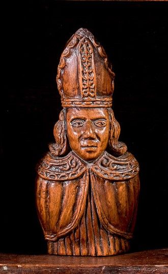 Null Busto di vescovo in legno intagliato.

XIX secolo.

Altezza 20 cm

Riparazi&hellip;