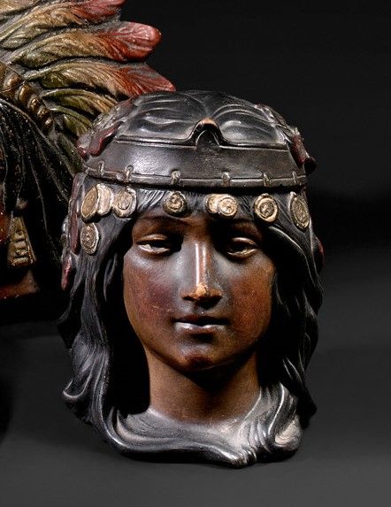 Null 多色石膏烟壶，造型为东方女性的头部。背面编号为 "8193"，标有H，约1900年。

高14厘米

复原，小事故。

接头：石膏或多色粘土的印度头像&hellip;