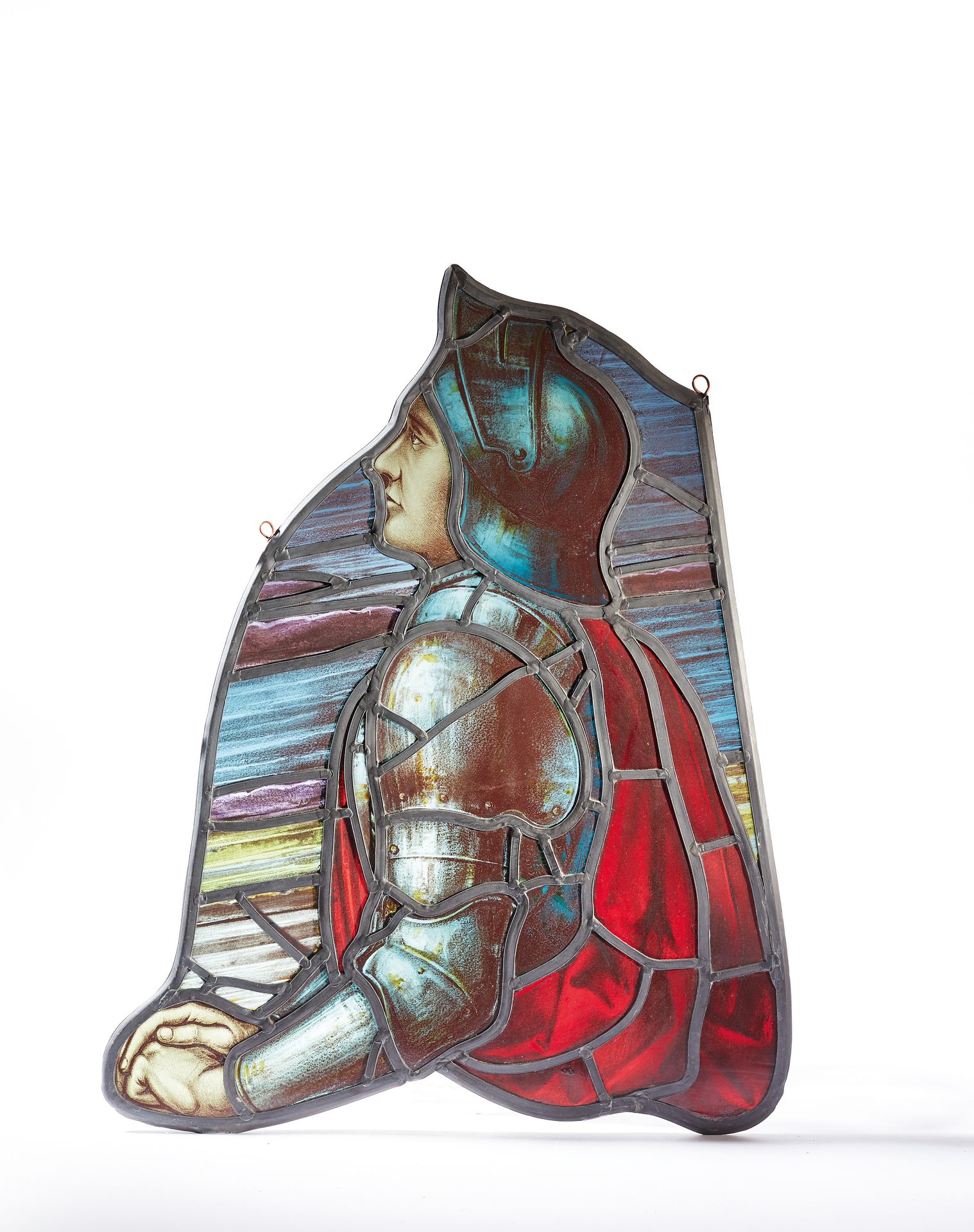 Null 显示圣女贞德身着盔甲和半身像的彩色玻璃窗。

19-20世纪。

高度61 - 宽度49厘米