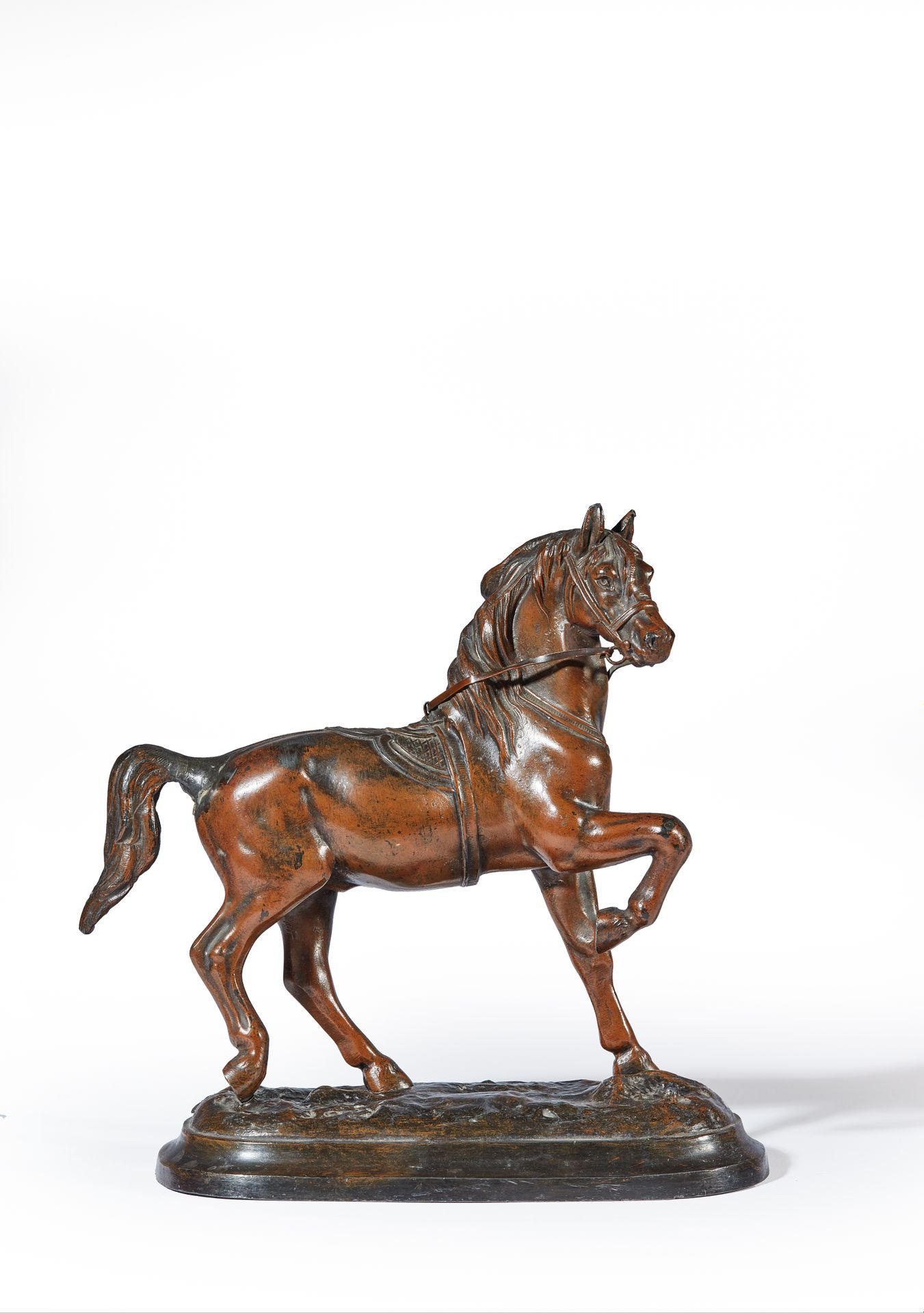 Null FADY（20世纪）

马在马具上

具有仿青铜光泽的金属。

高21 - 宽19 - 深9厘米