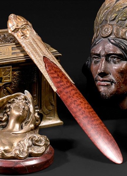 Null 纸刀由阿穆雷特木制成，带有代表战士头部的浮雕铜饰。

在东方主义风格中。

长24,5厘米