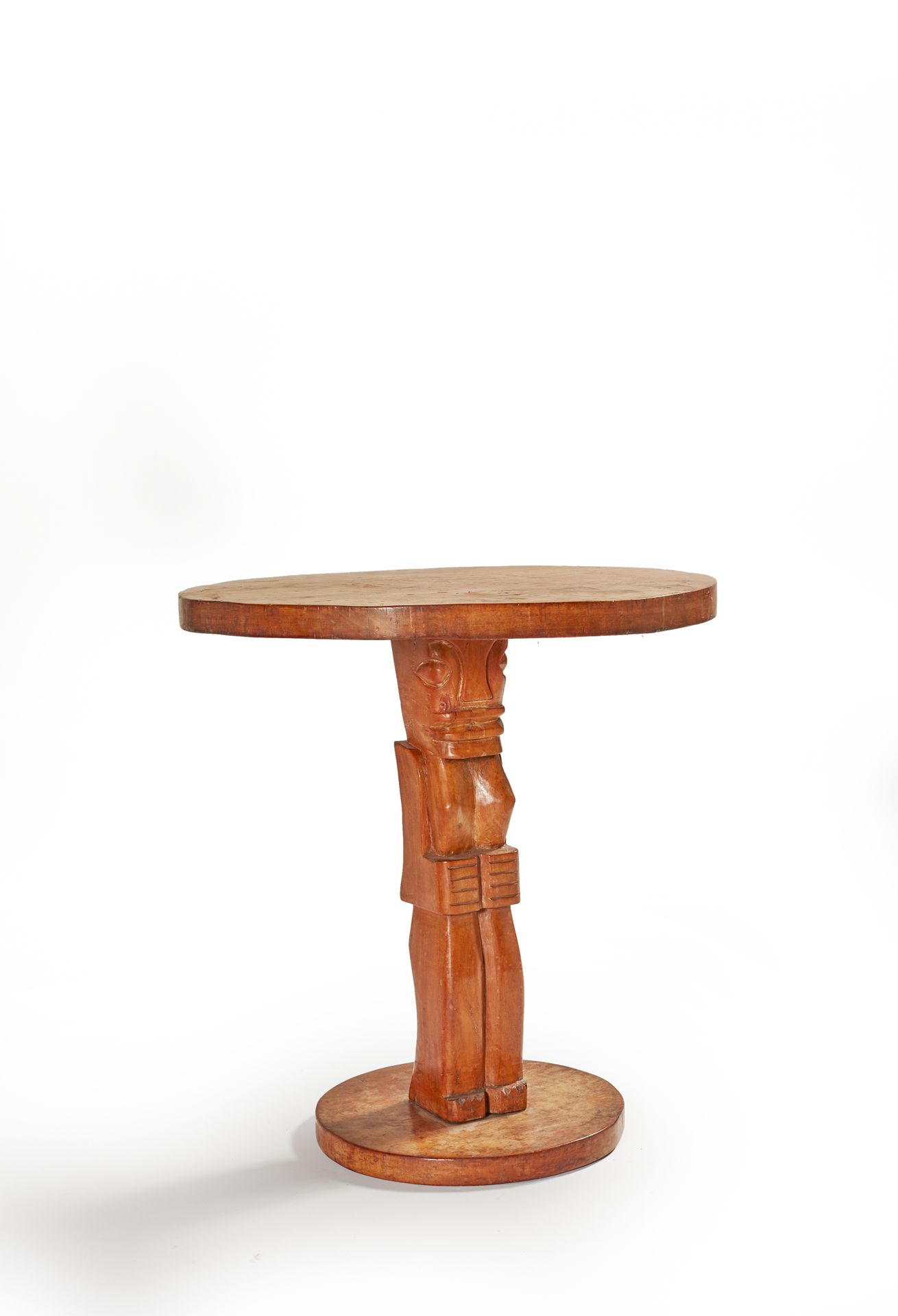 Null Mesa con pedestal de madera tallada con una base antropomórfica que muestra&hellip;