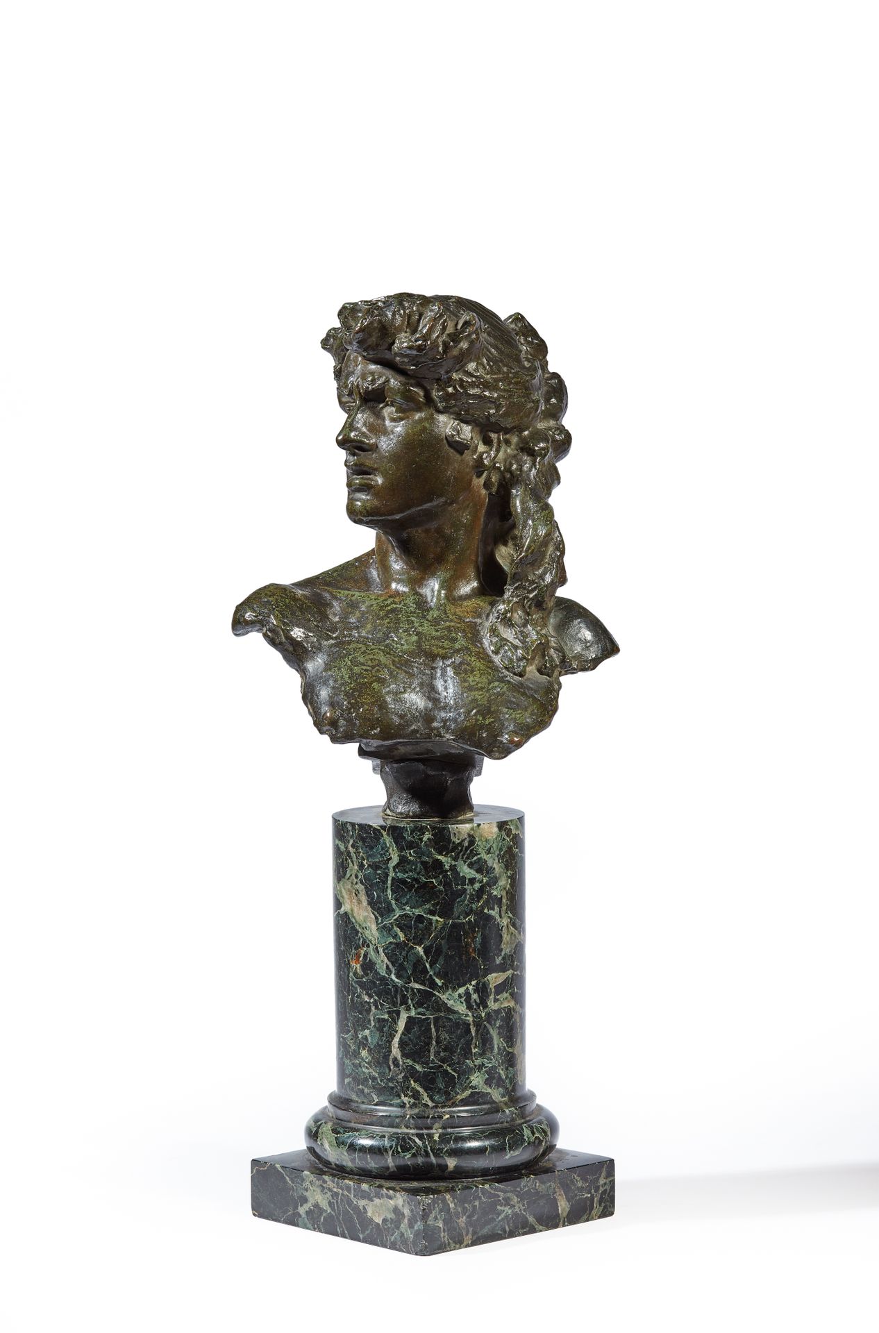 Null Jacques FROMENT-MEURICE (1864-1910)

妇女半身像

带有绿色铜锈的青铜证明，已签名。巴贝迪恩-方迪尔（Barbed&hellip;