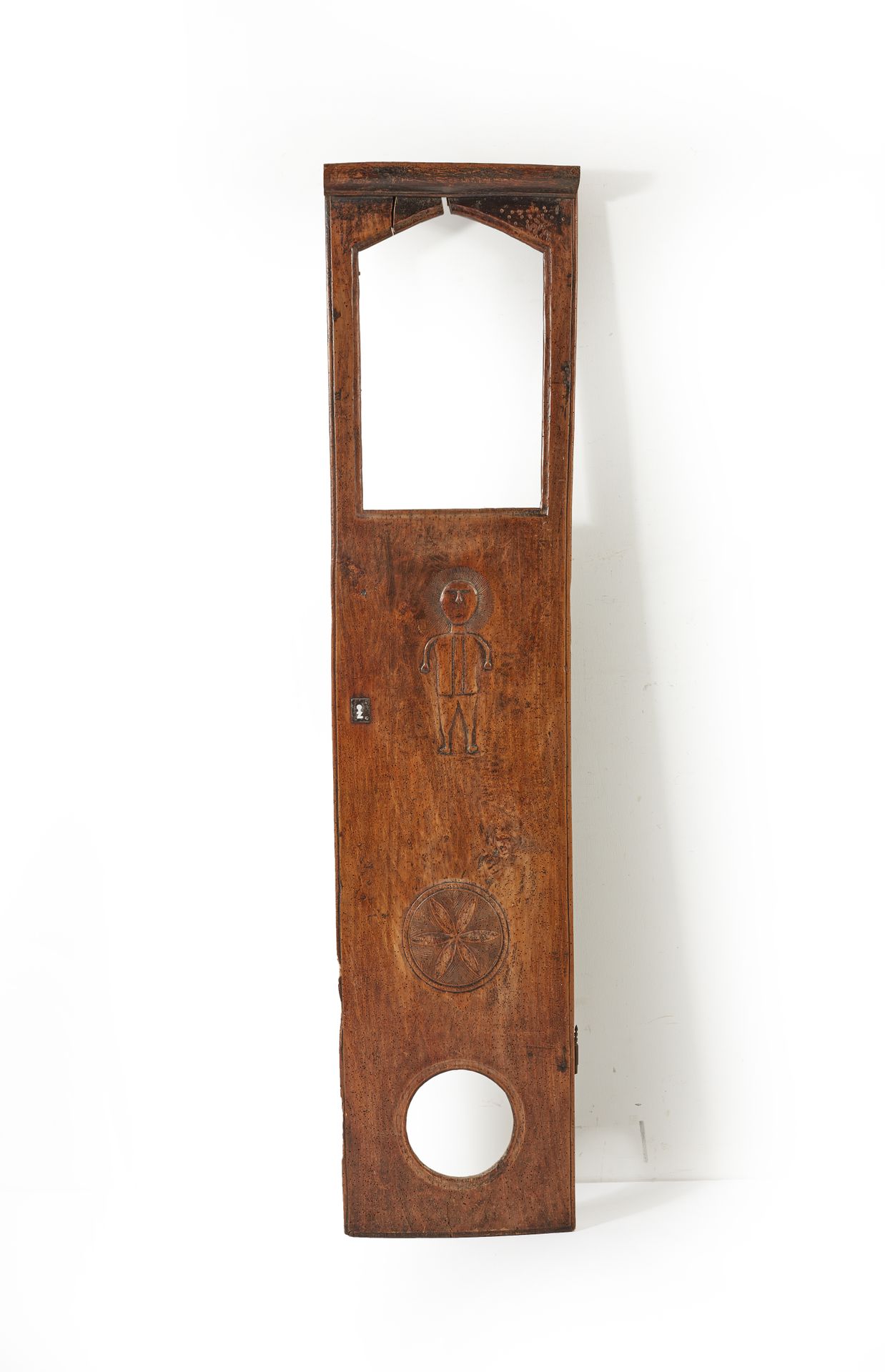 Null Tür eines Uhrenkastens aus Holz, geschnitzt mit einer Figur und einer Roset&hellip;