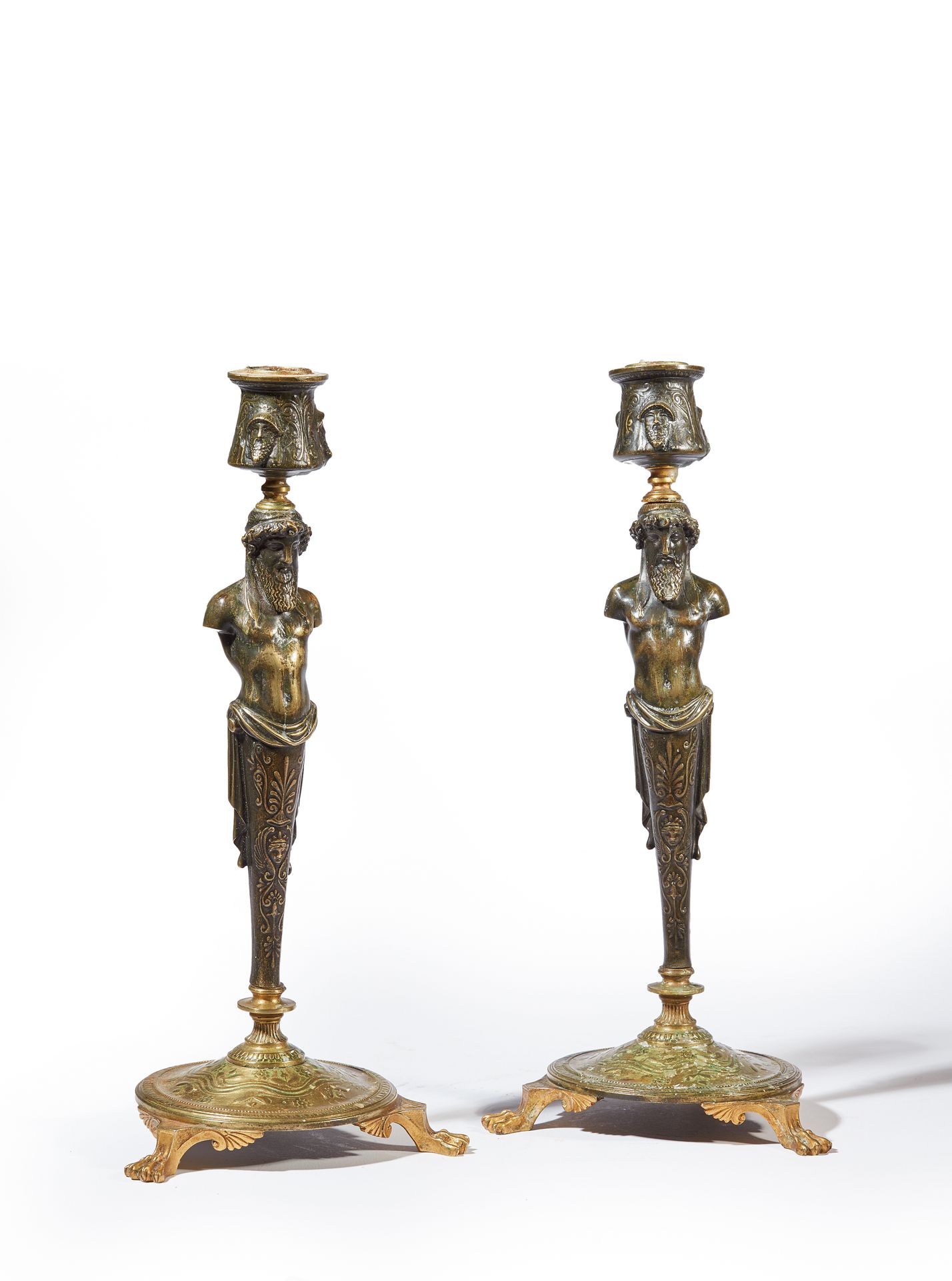 Null 在BARBEDIENNE的味道中

一对青铜烛台有两种颜色，烛台的轴是一个大胡子的形状，圆形的底座由三个爪子脚完成。

19世纪。

高31厘米

意&hellip;