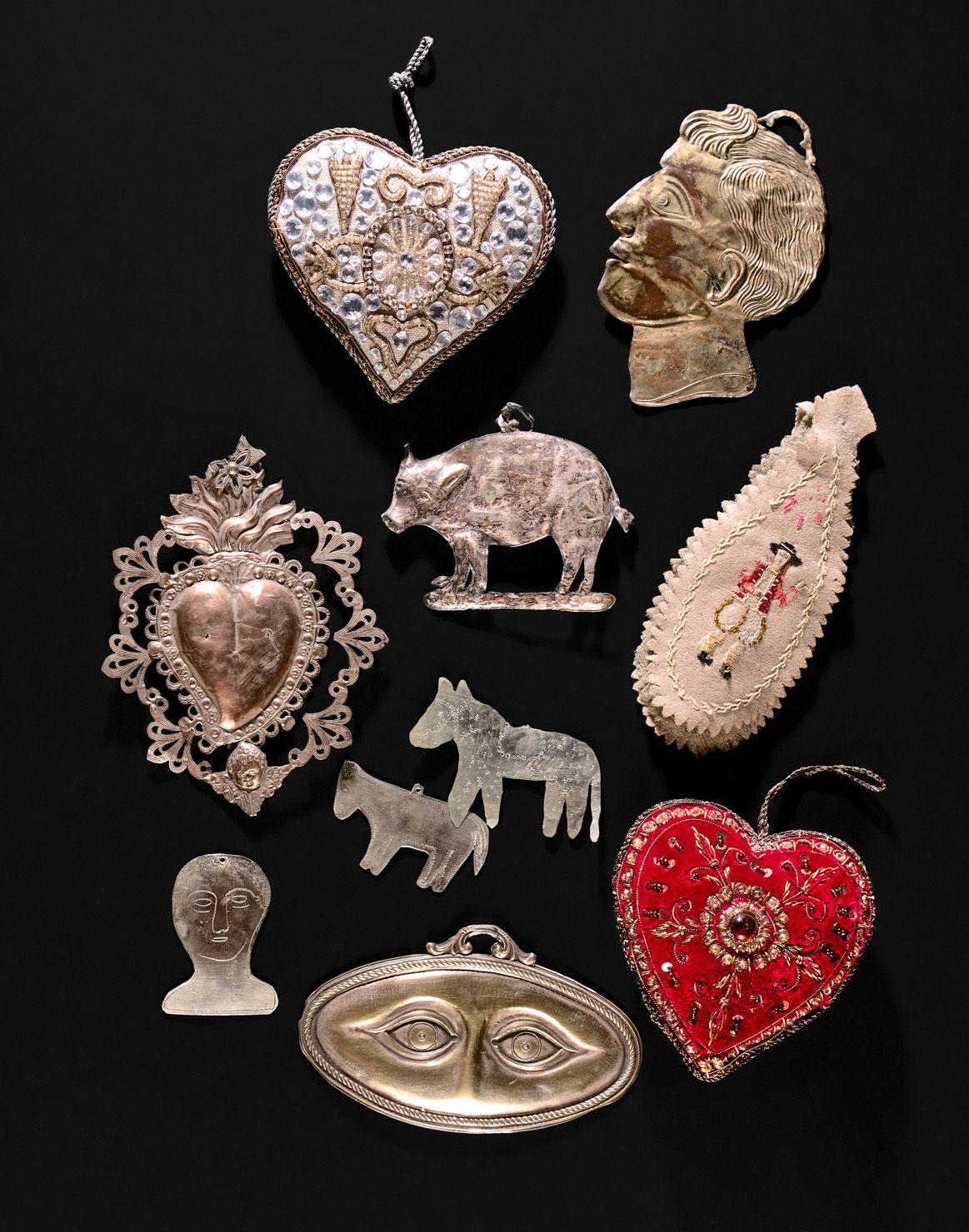 Null Diez piezas que incluyen dos exvotos de corazones en tela y terciopelo bord&hellip;