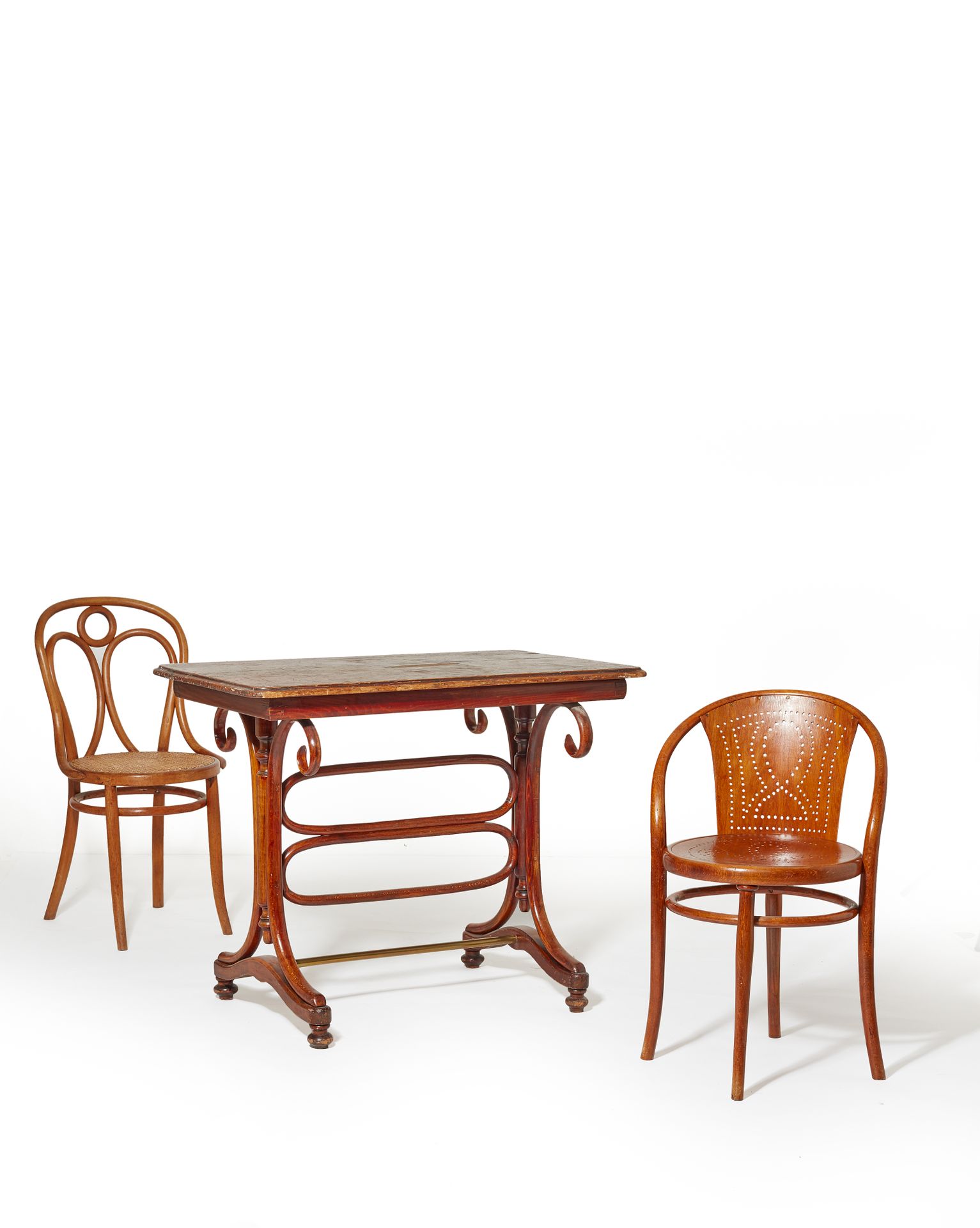 Null 归属于THONET Frères的作品

长方形小酒桌，型号962，染色山毛榉，顶部有圆角，弯曲的木质桌腿有柱子和卷轴，由黄铜条连接。

高度79 -&hellip;