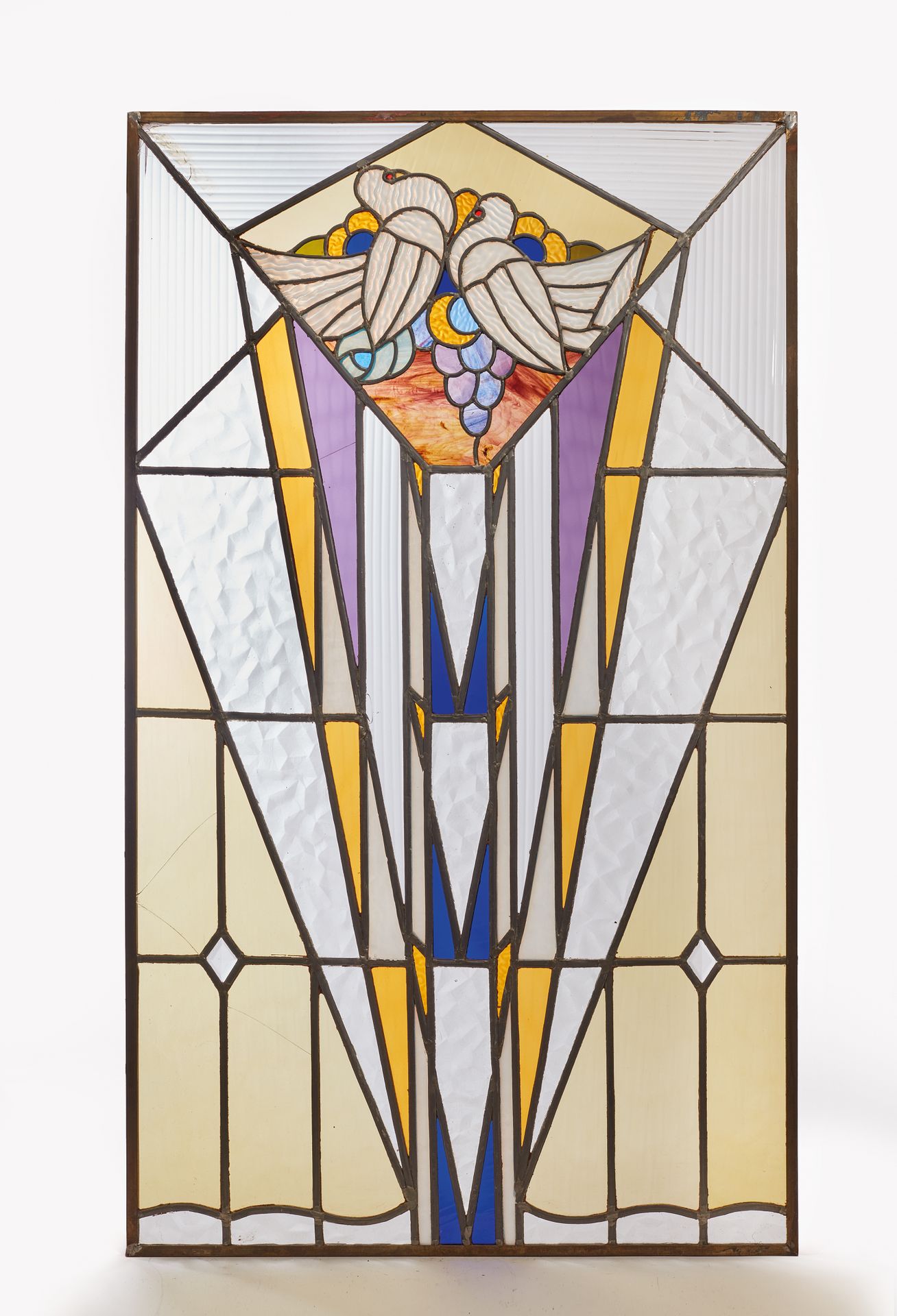 Null 白色和多色玻璃的长方形彩色玻璃窗，表现了一对鸽子在几何图案上面的形象。

20世纪的作品，装饰艺术风格。

高度103 - 宽度59厘米

小事故。