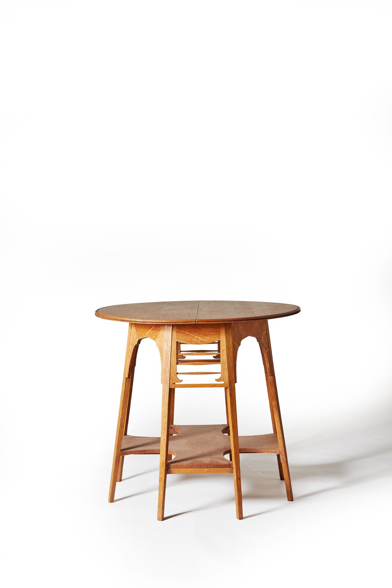 Null 橡木基座桌，八角形的底座由马耳他十字支架连接。

20世纪初。

高度73 - 直径81厘米

分裂的顶部。