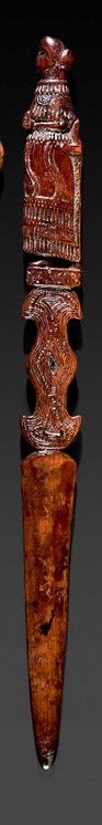 Null Affiquet en bois sculpté représentant une femme de profil assise au dessus &hellip;