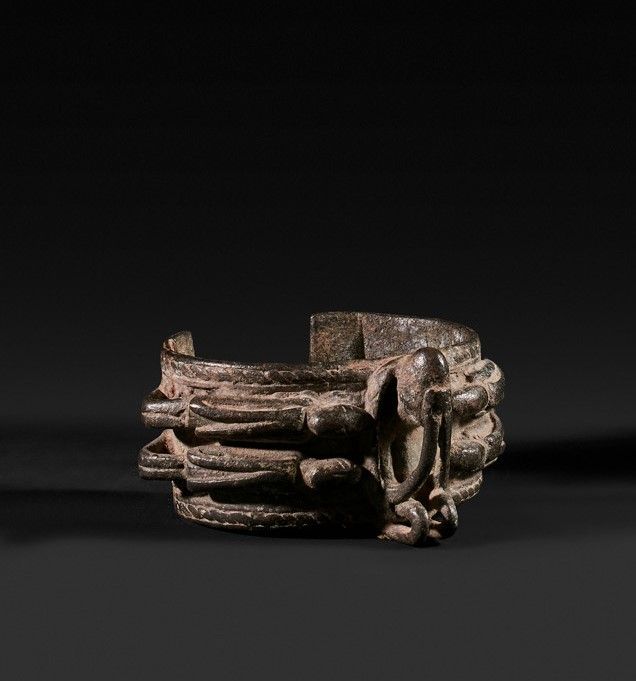 Null Bracelet decorated with five characters. Bronze with black patina.

Dogon. &hellip;