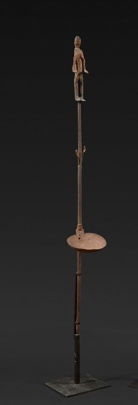 Null Oil lamp surmounted by a standing figure. Wrought iron.

Dogon. Mali.

Heig&hellip;