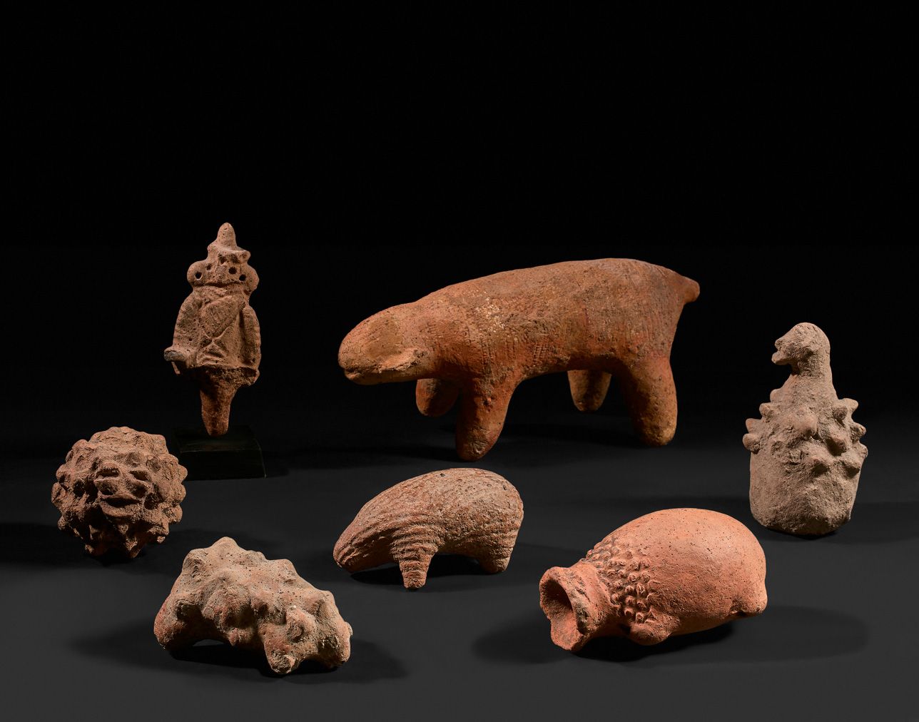 Null 一批6个有人类或动物形象的小雕像。陶器。

杰内。马里。

高度为6至13厘米