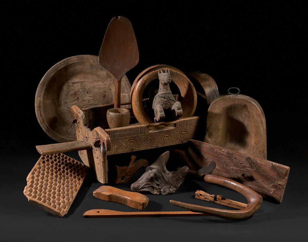 Null Lot of wooden objects including a Savoyard cradle in carved wood, a cup, an&hellip;