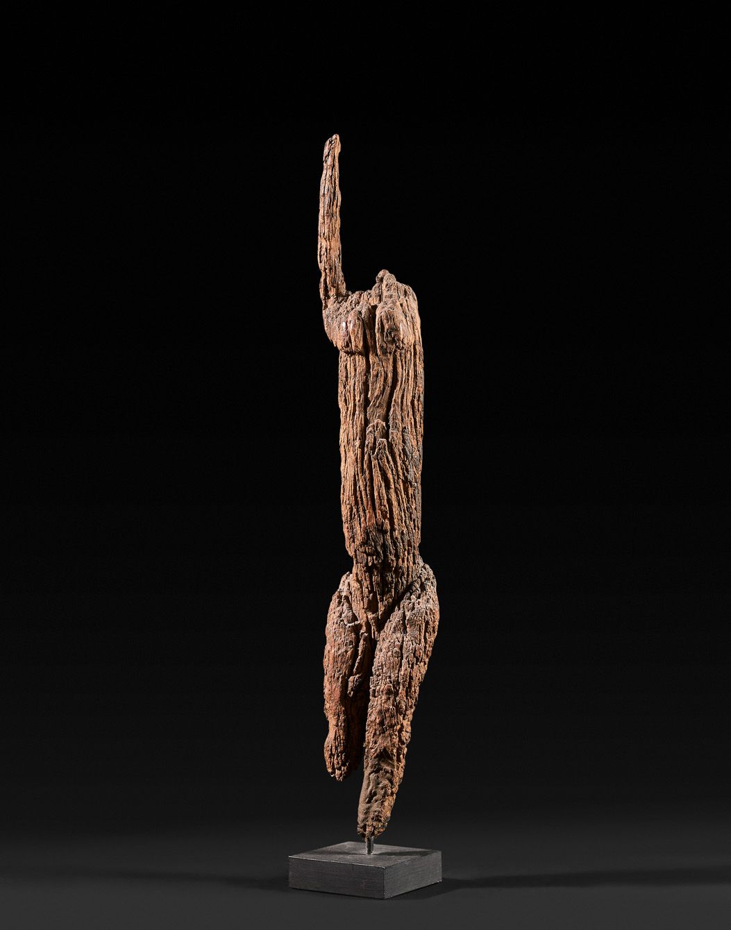 Null 无头的人物，举起手臂。

带有非常古老的铜锈的木材。

多贡人。马里。

高度：47厘米