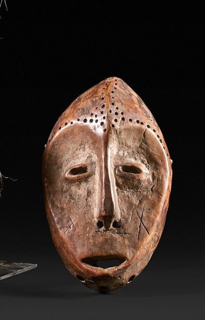 Null Kidumu-Maske mit herzförmigem Gesicht, Stirn und Augenbrauen sind mit Kreis&hellip;