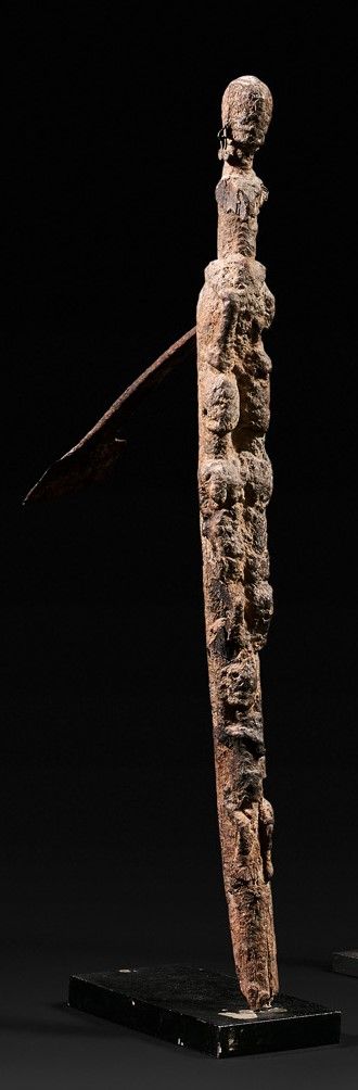 Null 祭祀用凿子，手柄上雕刻有叠加的人物。铁和木头都有厚厚的锈迹。

泰勒姆。马里。

高度44厘米