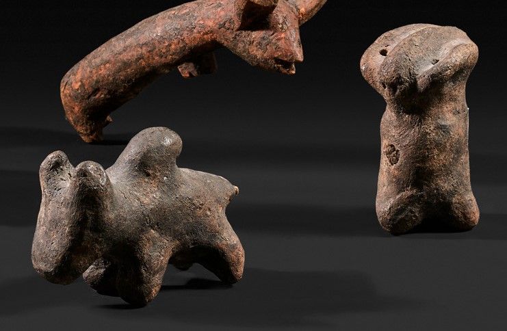 Null 代表牛科动物的红土陶器，有深色铜锈。肛门被一个魔法电荷封锁。

奎雷。坦桑尼亚。

高度8 - 长度13厘米

接头：一个深色的陶制人物（高11厘米）&hellip;