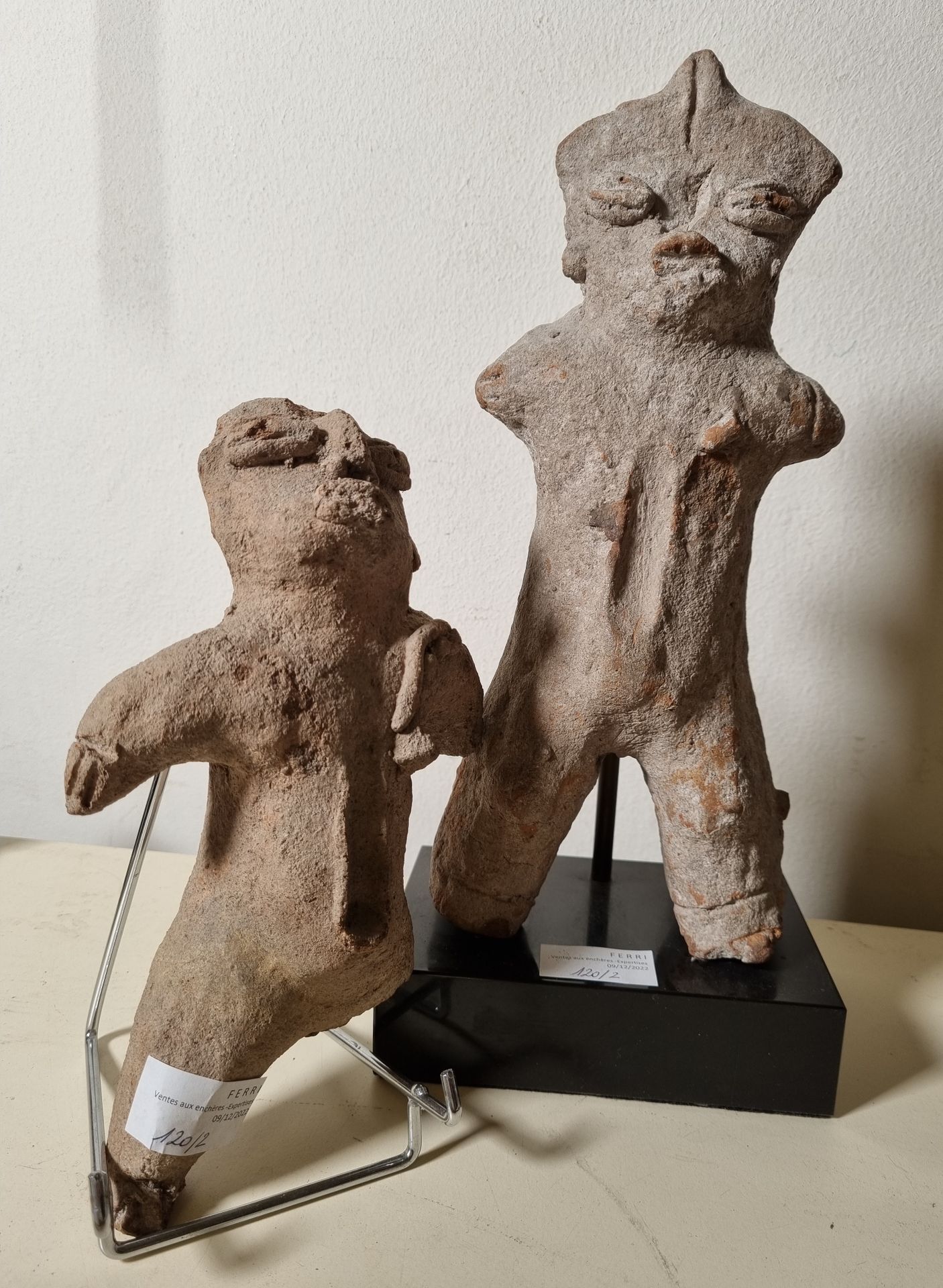 Null Two standing women in terracotta (one with a broken foot), Colombia ?

Heig&hellip;