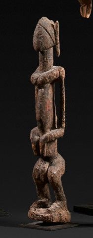 Null Stehende Figur aus Holz mit alter, verkrusteter Patina.

Dogon. Mali.

Höhe&hellip;