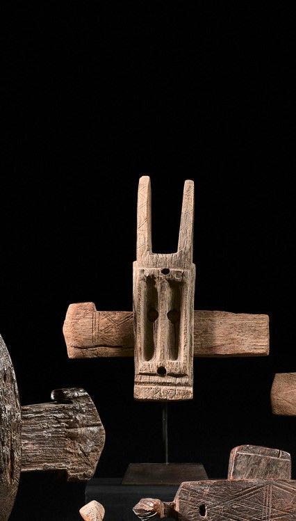Null Lock representing a mask. Wood with old patina.

Dogon. Mali.

Height: 23 c&hellip;