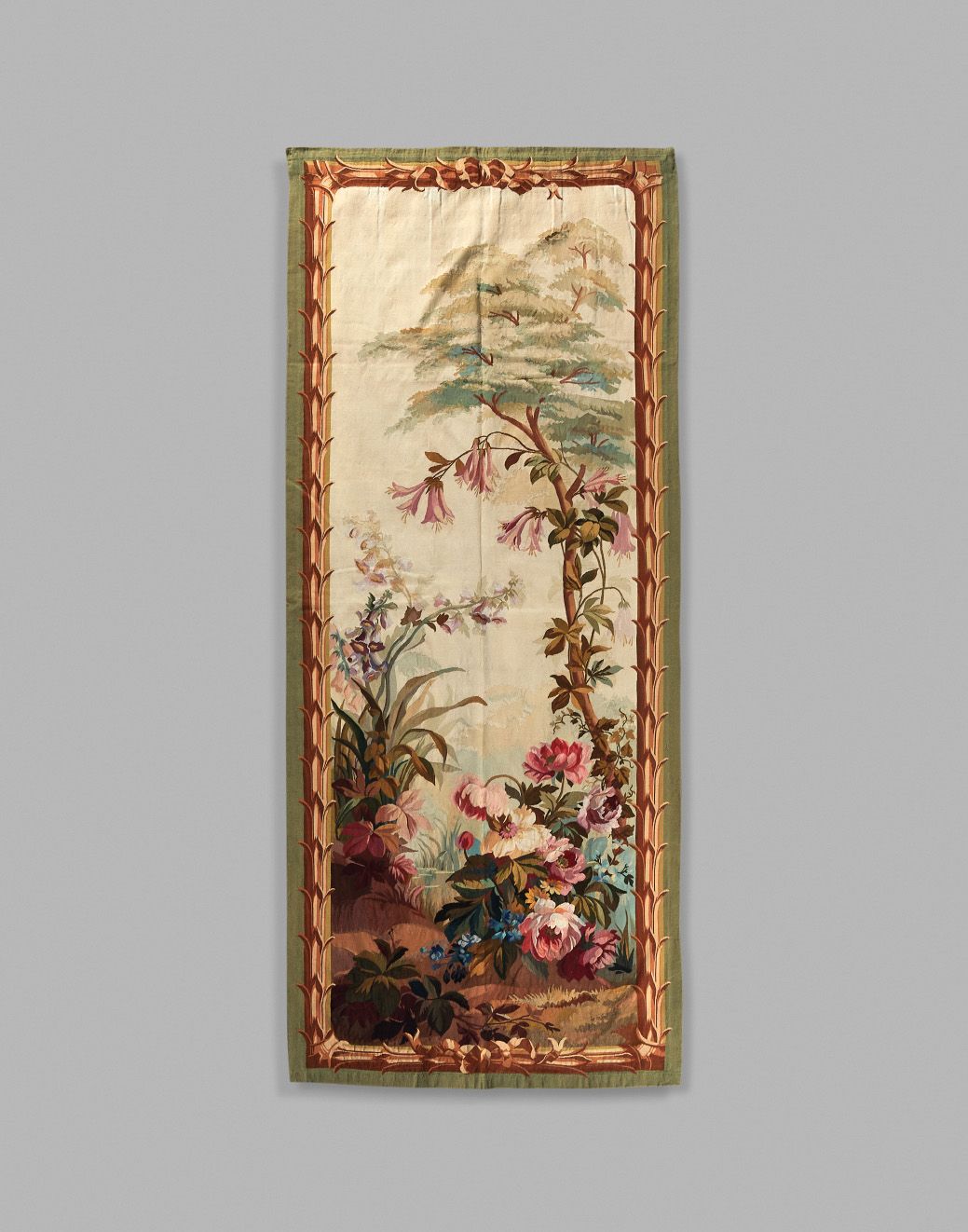 Aubusson 奥布松：一对精美的挂毯门，上面装饰着树木和多色的花朵。边框模拟了一个框架。高310 - 宽120厘米
磨损和污渍。