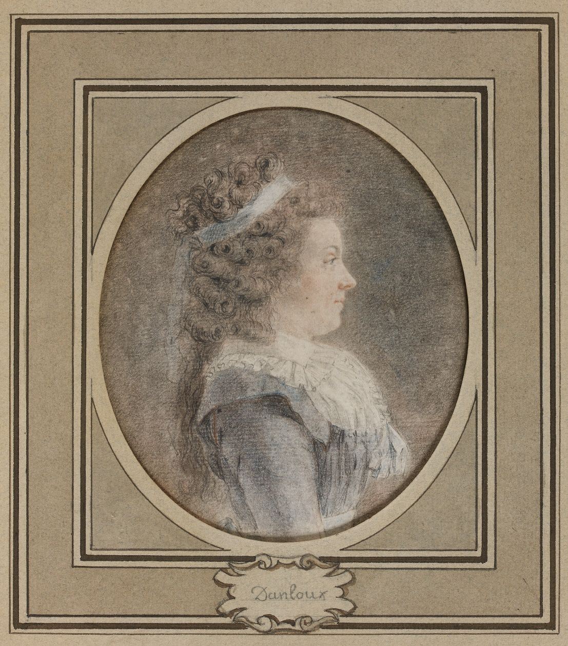 Null 18世纪的法国画派：一个女人的侧面肖像。水彩画，黑色铅笔和红色粉笔。画座上有 "Danloux "的注释。高14 - 宽12,3厘米