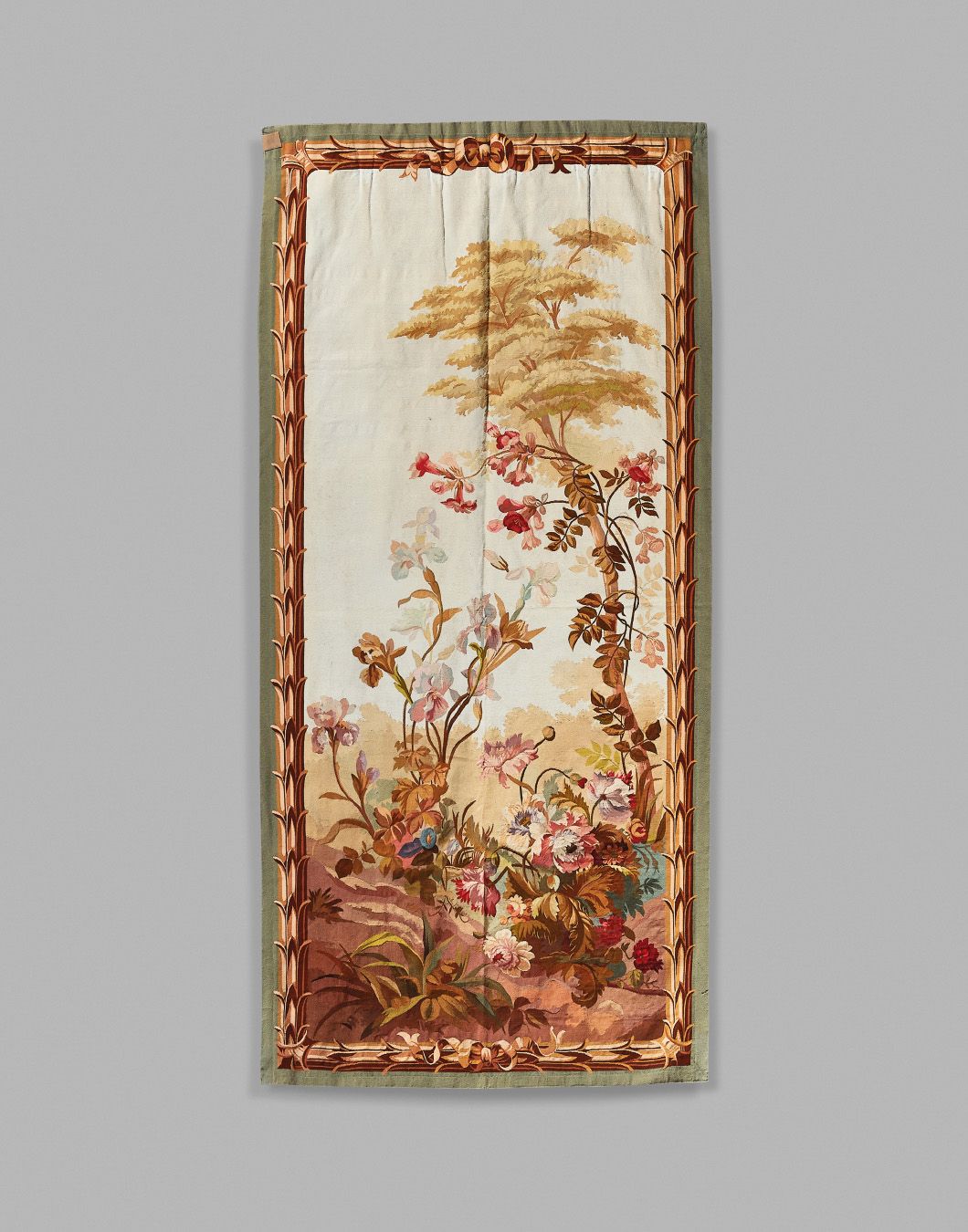Aubusson 奥布松：一对精美的挂毯门，上面装饰着树木和多色的花朵。边框模拟了一个框架。高300 - 宽130厘米
磨损和污渍。