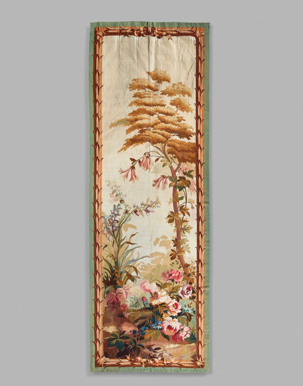 Aubusson 奥布松：一对精美的挂毯门，上面装饰着树木和多色的花朵。边框模拟了一个框架。高360 - 宽120厘米
磨损和污渍。