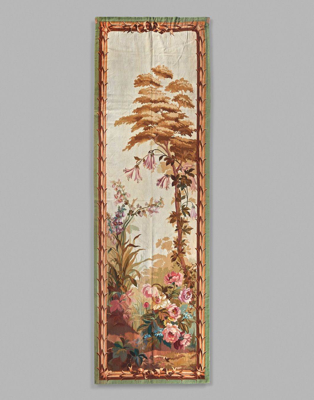 Aubusson 奥布松：一对精美的挂毯门，上面装饰着树木和多色的花朵。边框模拟了一个框架。高360 - 宽120厘米
磨损和污渍。