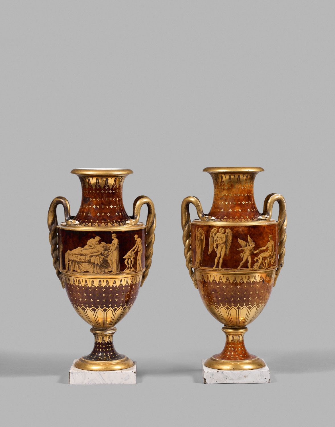 Null 塞夫勒：一对硬瓷带状花瓶，称为Leriche蛇形花瓶，呈柱状，手柄由两条缠绕的蛇组成，在玳瑁色的背景上用金色加强，带状的古董人物被叶子和金色的星星和圆&hellip;