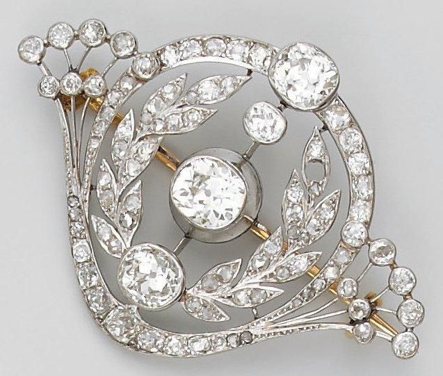 Null Broche en platine et or jaune stylisée d'un anneau ajouré de lauriers et en&hellip;