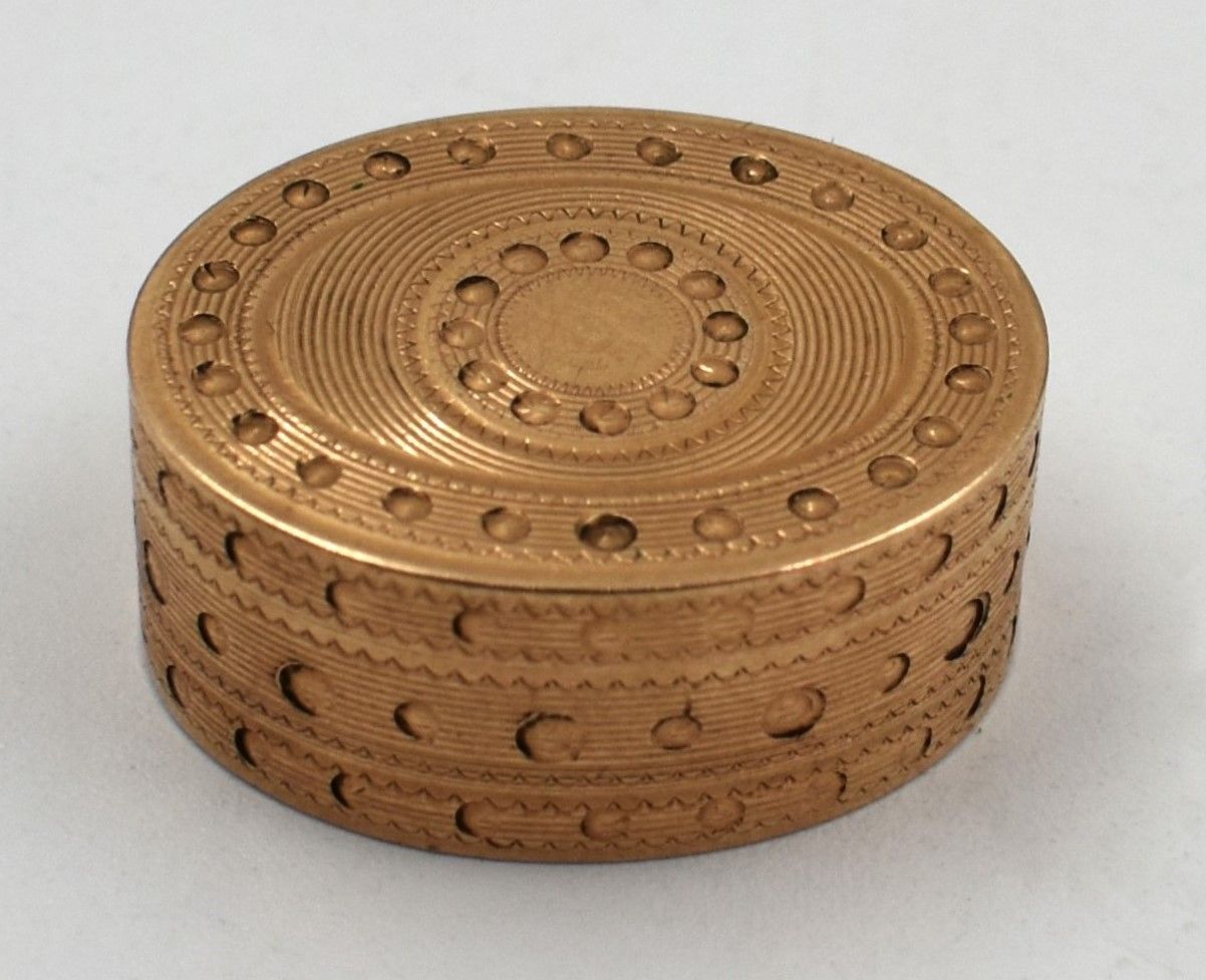 Null Ovale Miniatur-BOX aus guillochiertem Gold. Gewicht 6,1 g.