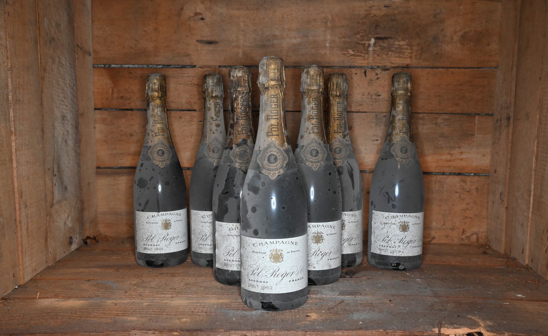 Null 8 bouteilles de Champagne Pol Roger Brut 1982

L’état des étiquettes, des b&hellip;